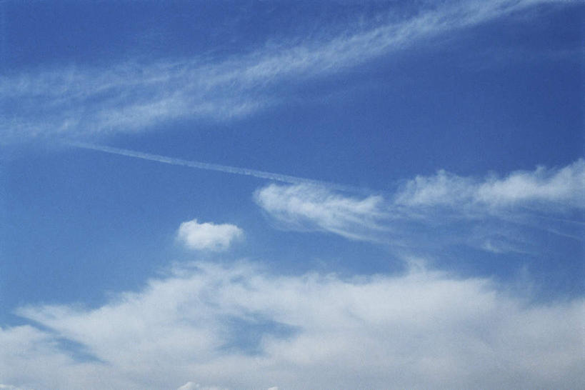 无人,横图,室外,白天,仰视,旅游,度假,美景,景观,烟雾,云,云朵,云彩,娱乐,蓝色,白云,蓝天,天空,自然,天,享受,休闲,景色,放松,污染,废气,自然风光,飞机尾迹,尾迹云,机尾云,飞机拉烟,云带,尾迹,机尾迹,飞机尾气,彩图,低角度拍摄