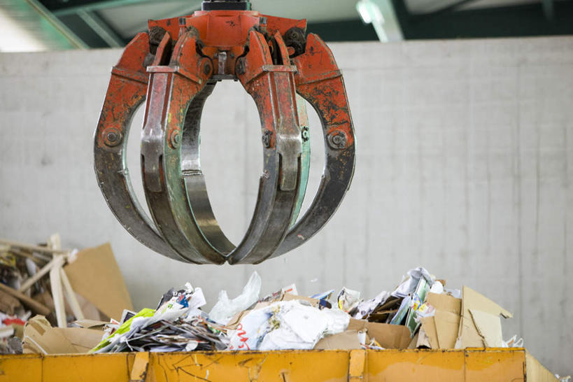 无人,横图,室外,白天,正面,一堆,一辆,许多,废弃,堆叠,堆积,环保,木头,纸,纸箱,塑料,墙,垃圾,爪子,墙壁,墙面,一个,黄色,单个,堆,垃圾箱,纸板,垃圾场,回收,资源,推土机,利用,低碳,循环,彩图