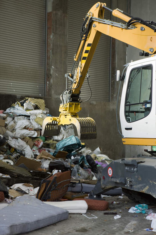 无人,竖图,室外,白天,正面,门,指示牌,一辆,许多,阴影,环保,光线,标志,文字,影子,墙,垃圾,地面,标识,墙壁,墙面,阳光,门框,垃圾场,回收,资源,推土机,利用,低碳,循环,彩图