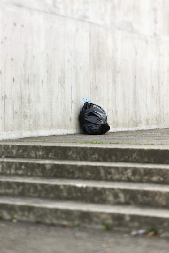 无人,竖图,室外,特写,白天,正面,楼梯,环保,朦胧,模糊,阶梯,墙,墙壁,墙面,台阶,一个,黑色,单个,垃圾袋,回收,资源,利用,低碳,循环,彩图