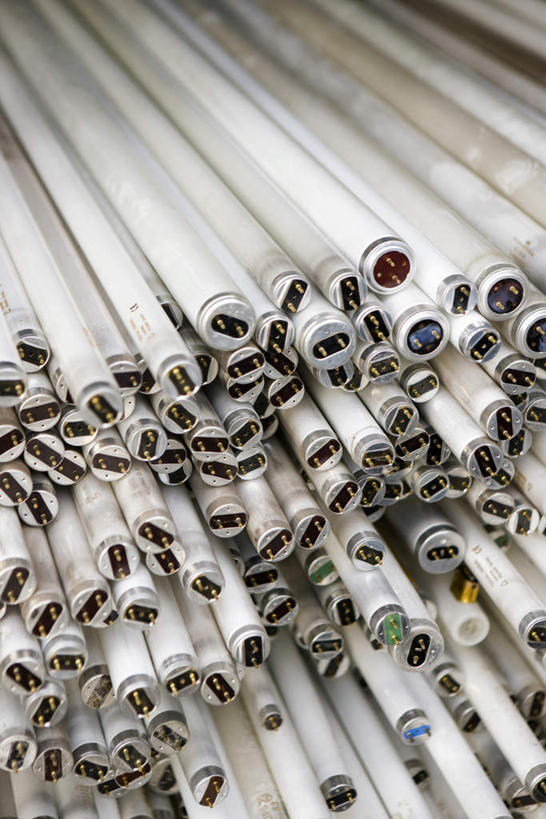 无人,竖图,俯视,室外,特写,白天,一堆,一排,许多,堆叠,堆积,整齐,灯泡,长条,灯,节能灯,排列,白色,堆,灯管,圆孔,队列,彩图,高角度拍摄