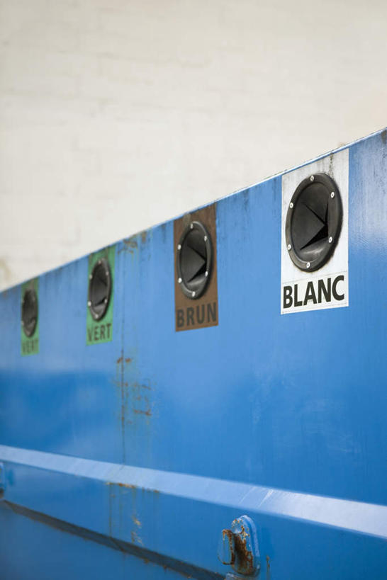 无人,竖图,室外,特写,白天,侧面,一排,环保,整齐,标志,方格,文字,字符,字母,墙,垃圾桶,标识,墙壁,墙面,排列,蓝色,四个,回收,资源,圆孔,队列,利用,低碳,循环,彩图