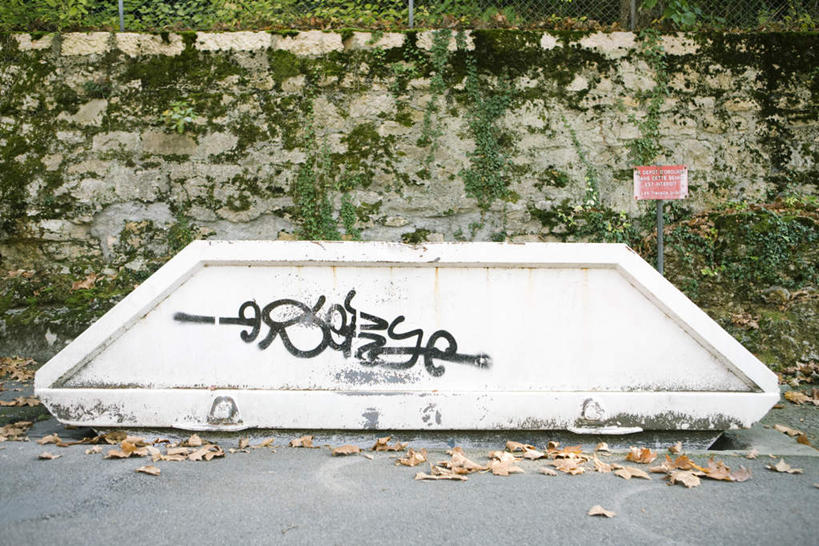 无人,横图,室外,白天,正面,草地,草坪,植物,环保,标志,文字,字符,字母,墙,青苔,地面,标识,墙壁,墙面,草,一个,绿色,白色,黑色,单个,垃圾箱,回收,资源,利用,低碳,循环,彩图,涂鸦