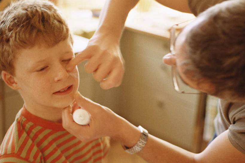 西方人,头发,两个人,家庭,父亲,儿子,站,笑,微笑,露齿笑,横图,俯视,室内,白天,纯洁,厨房,抽屉,欧洲,欧洲人,一排,许多,阴影,条纹,服装,整齐,光线,眼镜,影子,灶头,药膏,涂抹,注视,休闲装,排列,衣服,黄色,阳光,低头,观察,看,站着,休闲,温暖,温馨,父子,一家人,休闲服,父爱,可爱,童年,童趣,服饰,观看,和睦,察看,一瓶,队列,关注,近视眼镜,童真,烂漫,无邪,天真,男人,男性,年轻男性,白种人,站立,半身,彩图,高角度拍摄,灶间,融洽