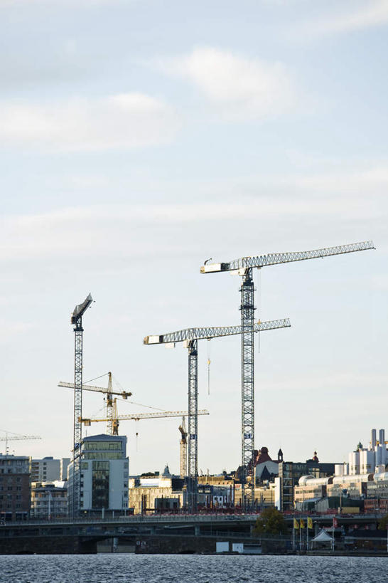 无人,高楼大厦,竖图,室外,白天,正面,旅游,度假,河流,美景,水,植物,大厦,建筑,摩天大楼,瑞典,三辆,阴影,光线,影子,河水,景观,水流,云,云朵,云彩,娱乐,树,树木,蓝色,绿色,白云,蓝天,天空,阳光,自然,天,享受,休闲,起重机,景色,放松,生长,成长,自然风光,斯德哥尔摩,彩图,大楼,高层建筑,高楼,摩天楼