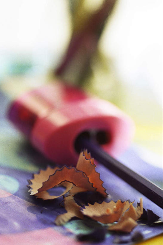 无人,学校,竖图,俯视,室外,特写,白天,桌子,许多,朦胧,模糊,铅笔盒,书桌,校园,一个,红色,课桌,铅笔,教室,单个,卷笔刀,刨花,彩图,高角度拍摄