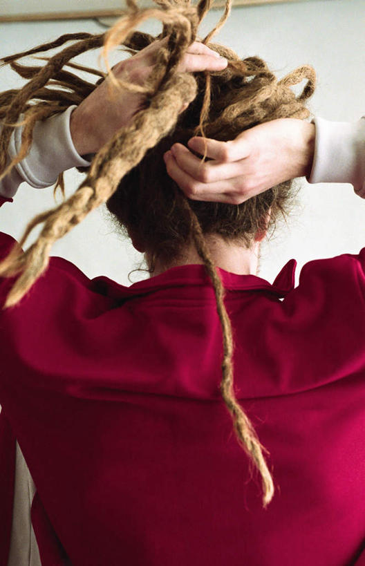 西方人,头发,一个人,站,举,摸,竖图,室内,白天,时尚,欧洲,欧洲人,仅一个年轻女性,仅一个女性,仅一个人,许多,服装,墙,注视,休闲装,长袖,墙壁,墙面,背面,衣服,黄色,红色,发饰,观察,看,托,站着,一件,休闲,休闲服,服饰,观看,察看,扎,关注,年轻女性,女人,女性,白种人,卷发,触摸,接触,举起,举手,举着,向上举,向上伸,向上托,站立,半身,彩图