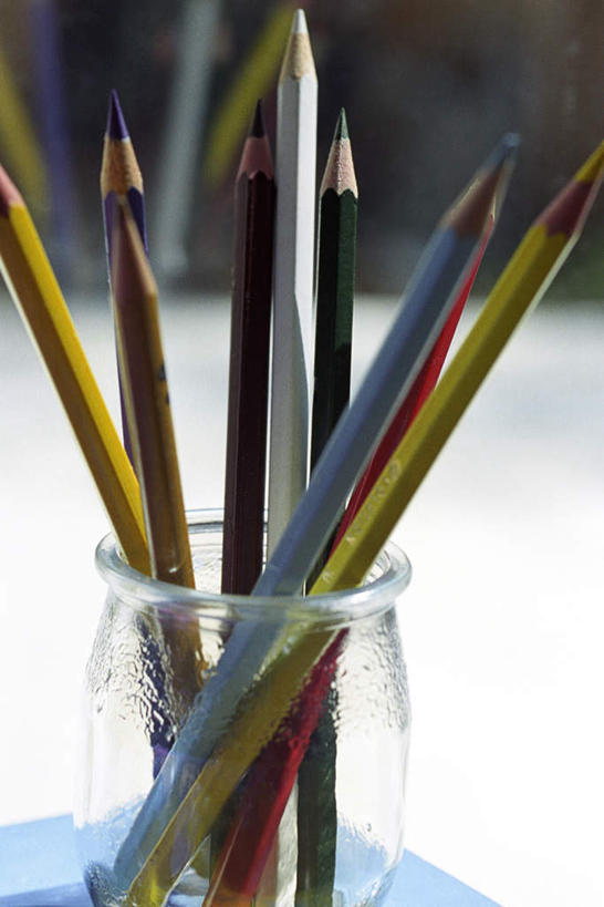 无人,竖图,室外,特写,白天,正面,椅子,许多,写字,学习,阴影,朦胧,模糊,围绕,光线,工具,影子,地面,排列,阳光,铅笔,队列,彩图