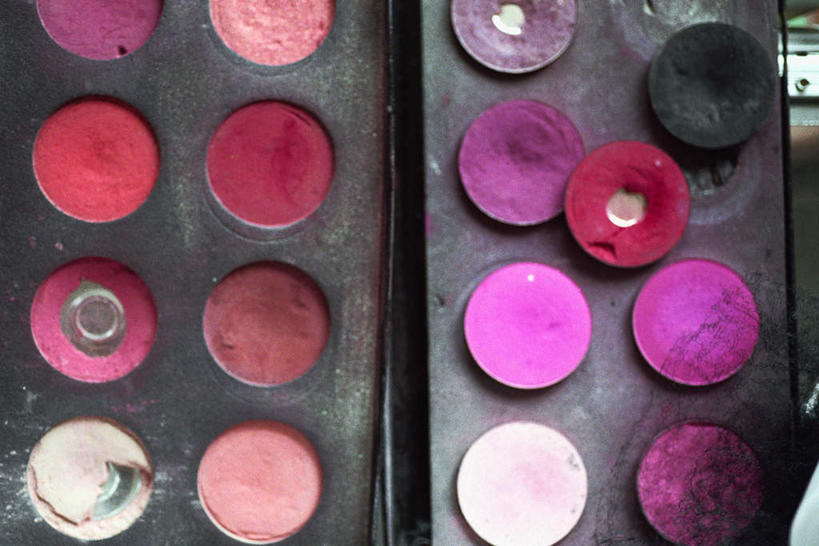 无人,横图,彩色,室内,特写,白天,正面,化妆,美容,两块,一排,许多,护肤,整齐,圆圈,排列,彩妆,化妆品,保养,享受,休闲,腮红,眼影,放松,保健,调色板,队列,养颜,彩图