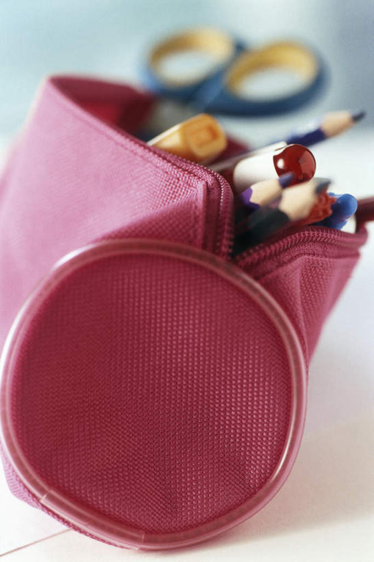 无人,竖图,室外,特写,白天,正面,一把,许多,写字,学习,朦胧,模糊,布料,工具,剪刀,圆圈,一个,粉色,笔袋,铅笔,打开,单个,彩图