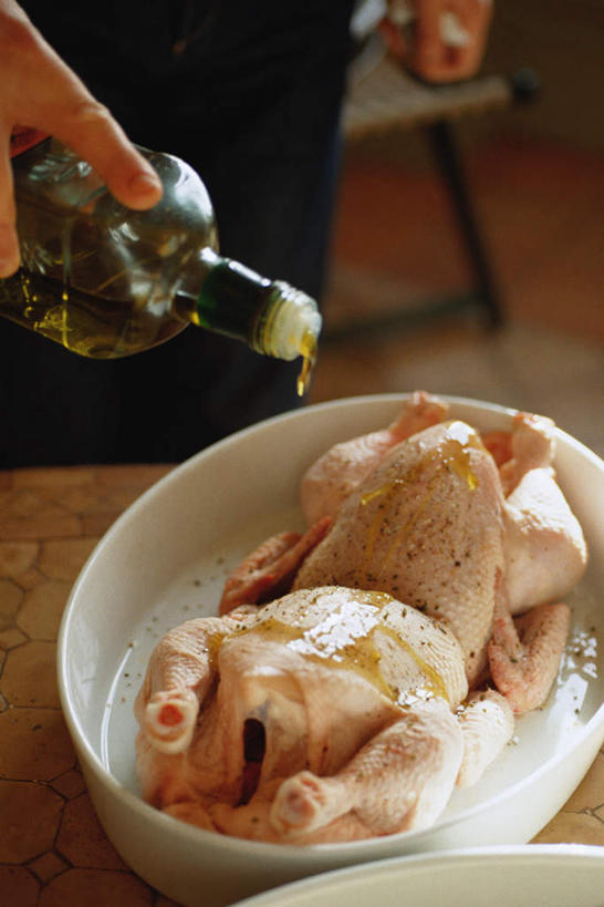 西方人,一个人,站,竖图,俯视,室内,特写,白天,厨房,地板,餐具,欧洲,欧洲人,仅一个男性,仅一个人,倒,握,服装,碟子,盘,调料,鸡肉,肉,生食,灶头,地面,调味品,拿,调味料,拿着,注视,休闲装,肉类,木地板,腌制,仅一个年轻男性,一个,衣服,盘子,碟,观察,看,站着,休闲,休闲服,握着,服饰,单个,观看,察看,关注,肉食,男人,男性,年轻男性,白种人,站立,半身,彩图,高角度拍摄,灶间