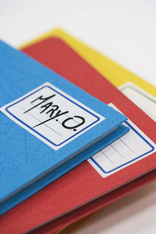 无人,竖图,俯视,室内,特写,白天,白色背景,桌面,一堆,学习,阴影,堆叠,堆积,工作,反射,标志,文字,影子,字符,字母,记事本,标识,三个,黄色,红色,蓝色,白色,本子,笔记本,记录,三本,摄影,影棚,堆,标贴,彩图,高角度拍摄,影棚拍摄,拍摄