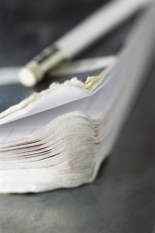 无人,竖图,俯视,室内,特写,白天,桌子,书籍,一本,一排,学习,朦胧,模糊,整齐,纸,纸张,书桌,排列,黑色,课桌,铅笔,记录,堆,一支,队列,书,图书,彩图,高角度拍摄