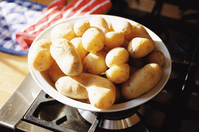 无人,横图,俯视,室内,特写,白天,土豆,餐具,一堆,一副,一排,许多,堆叠,堆积,条纹,朦胧,模糊,整齐,碟子,盘,灶头,排列,一个,黄色,蓝色,盘子,手套,碟,单个,堆,队列,炊具,馍馍蛋,洋芋,山药蛋,马铃薯,彩图,高角度拍摄