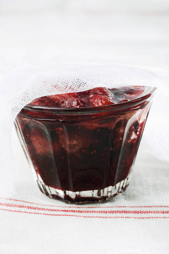 无人,竖图,室内,特写,白天,正面,餐桌,桌子,玻璃,阴影,反射,布料,影子,布纹,玻璃制品,桌布,一个,餐巾,容器,台布,碗,果酱,草莓酱,单个,餐台,储藏,储存,果子酱,餐桌布,彩图,贮存