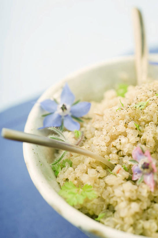 无人,竖图,俯视,室内,特写,白天,餐桌,桌子,一堆,许多,阴影,堆叠,堆积,朦胧,模糊,反射,布料,影子,勺子,陶瓷,陶瓷制品,很多,布纹,桌布,一个,餐巾,容器,调羹,台布,汤匙,碗,单个,餐台,储藏,堆,两支,储存,奎藜,奎藜籽,奎奴亚藜,藜麦,南美藜,餐桌布,彩图,高角度拍摄,贮存