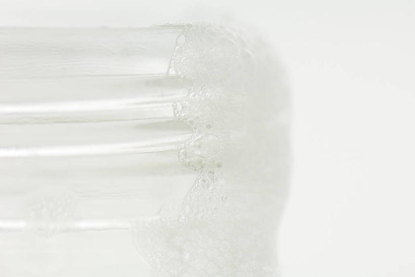 无人,横图,室内,特写,白天,白色背景,正面,阴影,朦胧,模糊,透明,反射,肥皂泡,影子,水滴,泡泡,瓶子,塑料制品,塑料瓶,摄影,影棚,水点,通明,彩图,影棚拍摄,拍摄