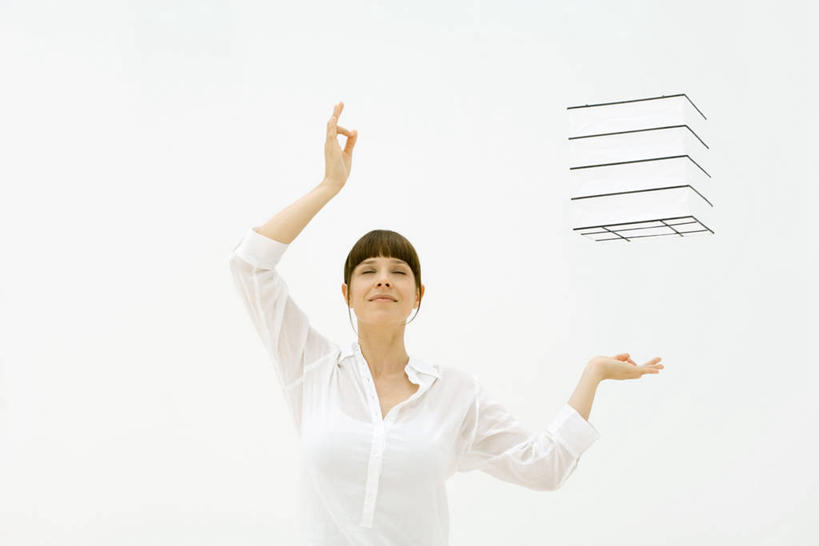 西方人,无名指,小指,一个人,站,举,闭眼,笑,微笑,横图,室内,白天,白色背景,正面,欧洲,欧洲人,仅一个女性,仅一个人,服装,图形,几何,立方体,正方体,休闲装,一个,衣服,手势,托,站着,仅一个中年女性,休闲,休闲服,摄影,服饰,影棚,单个,兰花指,食指,数学,君子指,女人,女性,中年女性,白种人,闭眼睛,闭着眼,闭着眼睛,举起,举手,举着,向上举,向上伸,向上托,站立,半身,彩图,影棚拍摄,拍摄,几何图形,立体几何,立体图形,正六面体