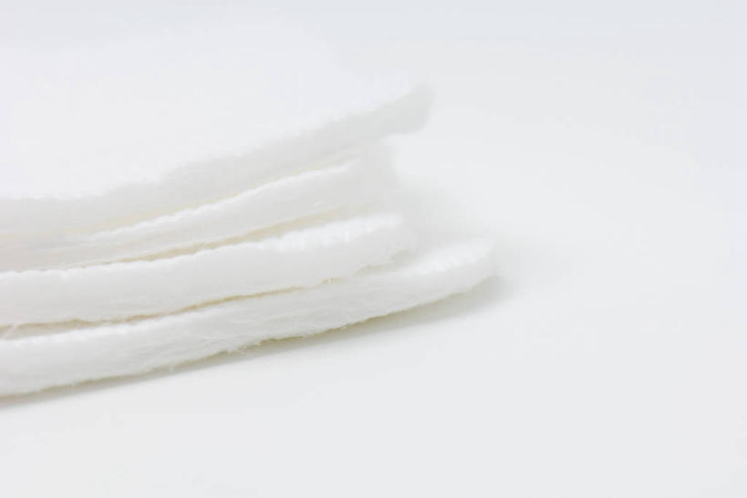 无人,横图,俯视,室内,特写,白天,白色背景,化妆,美容,桌面,桌子,静物,一堆,护肤,阴影,堆叠,堆积,朦胧,模糊,反射,木制,影子,化妆棉,化妆品,木制品,保养,享受,休闲,放松,保健,摄影,影棚,堆,化妆用品,养颜,彩图,高角度拍摄,影棚拍摄,拍摄