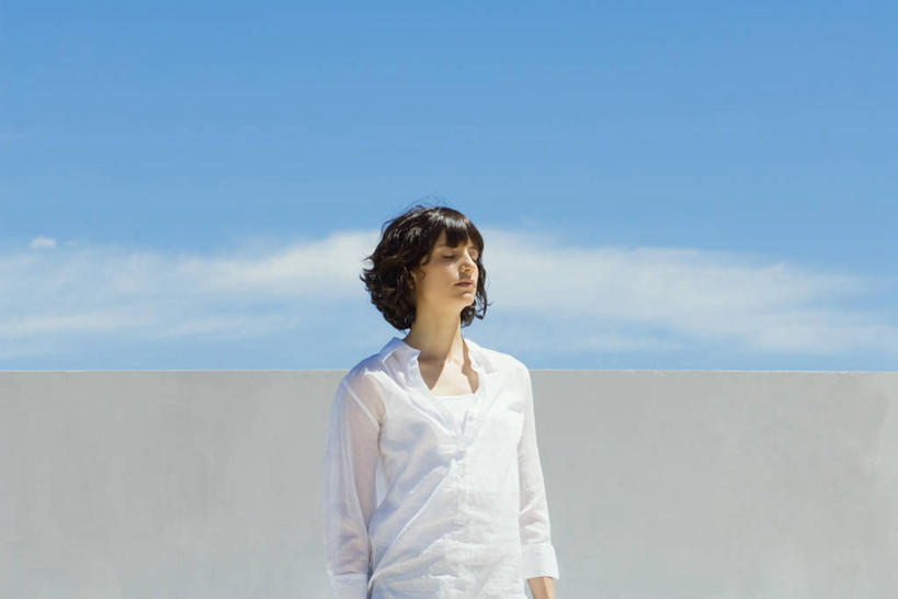 西方人,一个人,站,闭眼,横图,室外,白天,正面,欧洲,欧洲人,仅一个女性,仅一个人,服装,墙,水平线,云,云朵,辽阔,海平线,云彩,扭头,休闲装,墙壁,墙面,衣服,蓝色,灰色,白云,蓝天,天空,天,站着,转头,仅一个中年女性,休闲,广阔,休闲服,服饰,晴朗,一望无际,无边无际,一马平川,女人,女性,中年女性,白种人,晴空,闭眼睛,闭着眼,闭着眼睛,站立,半身,彩图,水天相接,水天一线