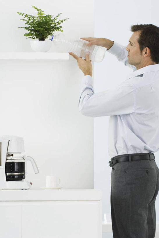 西方人,一个人,商务人士,商务男性,站,举,竖图,室内,白天,侧面,衬衫,水,植物,欧洲,欧洲人,仅一个男性,仅一个人,仅一个中年男性,握,套装,电器,工具,盆栽,液体,墙,水滴,盆景,拿,拿着,注视,设备,架子,墙壁,墙面,绿色,自然,瓶子,塑料制品,观察,看,托,站着,塑料瓶,冲泡,握着,生长,成长,观看,察看,家电,家用电器,咖啡机,关注,磨粉,商务装,工薪阶层,男人,男性,中年男性,白种人,白领,上班族,举起,举手,举着,向上举,向上伸,向上托,站立,半身,彩图,衬衣,清除,压粉,装粉