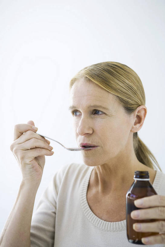 西方人,一个人,站,竖图,室内,白天,白色背景,正面,安全,欧洲,欧洲人,仅一个女性,仅一个人,喝,握,服装,药剂,勺子,防护,拿,拿着,注视,休闲装,玻璃制品,一个,衣服,玻璃瓶,瓶子,药品,调羹,汤匙,观察,看,站着,仅一个中年女性,休闲,休闲服,治疗,握着,摄影,服饰,影棚,单个,观看,保护,药物,察看,医疗,关注,保险,预防,平安,女人,女性,中年女性,白种人,站立,半身,彩图,影棚拍摄,拍摄,咳嗽糖浆,咳嗽药