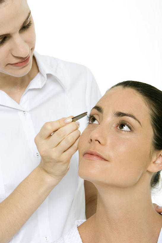 西方人,两个人,美容师,站,坐,笑,微笑,竖图,室内,白天,白色背景,正面,工作服,制服,化妆,美容,时尚,欧洲,欧洲人,握,服装,拿,拿着,注视,休闲装,顾客,衣服,白色,观察,看,站着,休闲,休闲服,握着,摄影,服饰,影棚,观看,察看,美容工具,关注,化妆工具,工作制服,主顾,眉毛钳,年轻女性,女人,女性,白种人,抬头,仰头,站立,坐着,半身,彩图,影棚拍摄,工作套服,拍摄