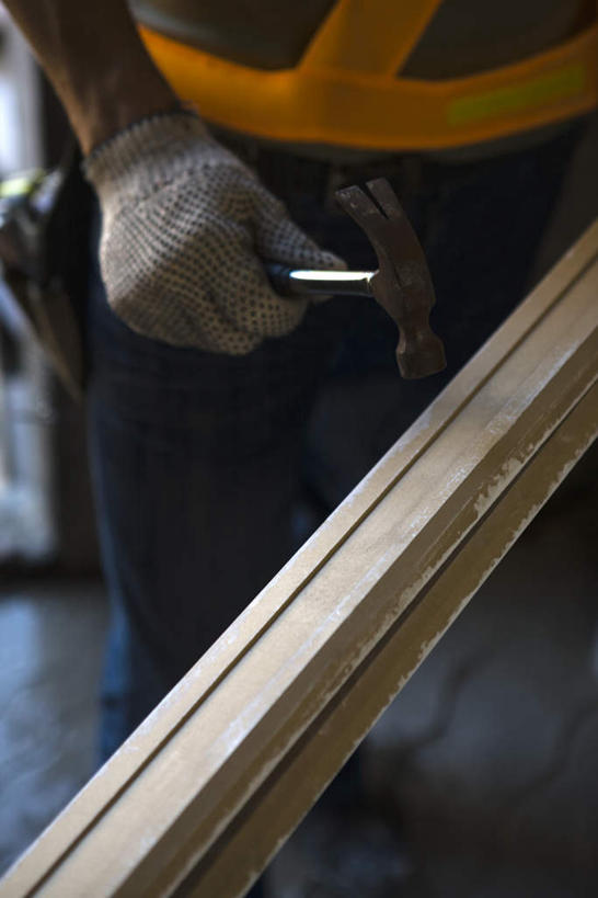 西方人,一个人,工程师,建筑工人,建筑师,站,竖图,室内,白天,正面,工作服,制服,欧洲,欧洲人,仅一个男性,仅一个人,一把,一副,握,服装,锤子,工具,木条,木头,地面,拿,敲,拿着,休闲装,仅一个年轻男性,衣服,手套,站着,休闲,休闲服,握着,服饰,工作制服,男人,男性,年轻男性,白种人,技师,建筑工,建筑设计师,站立,半身,彩图,工作套服