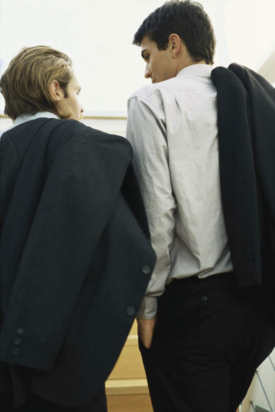 西方人,头发,两个人,伙伴,朋友,商务人士,商务男性,栏杆,站,走,笑,微笑,露齿笑,竖图,室内,特写,白天,衬衫,友谊,楼梯,欧洲,欧洲人,套装,扶手,阶梯,墙,拎,护栏,相视,墙壁,墙面,台阶,背面,黄色,黑色,站着,面对面,对视,相对,商务装,工薪阶层,相看,单手抄兜,单手放兜,友情,男人,男性,年轻男性,白种人,白领,上班族,步行,插兜,手插兜,手放口袋,站立,走路,半身,彩图,衬衣,拎着,手抄兜