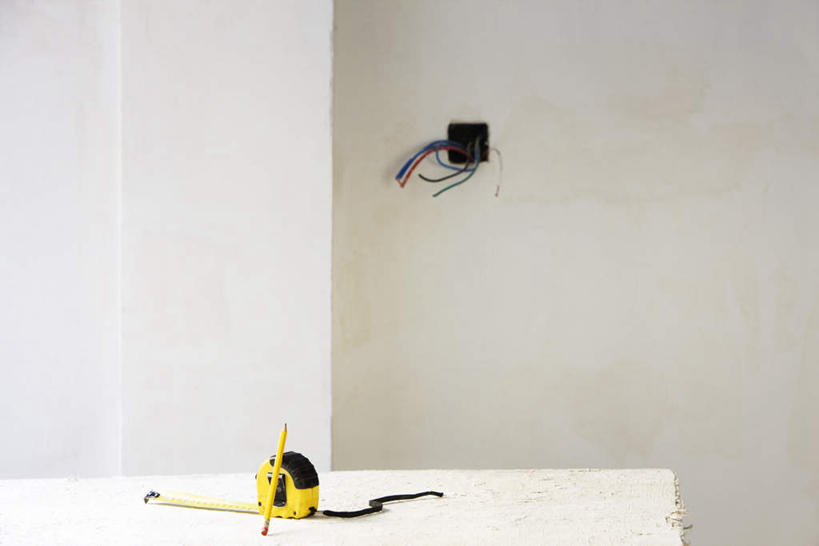 无人,横图,室内,特写,白天,正面,装修,桌面,建筑,一把,许多,阴影,光线,测量,电缆,影子,刻度,墙,插座,文化,墙壁,墙面,一个,黄色,阳光,尺,卷尺,铅笔,祈祷,许愿,宗教,信仰,单个,钢尺,测量工具,祈求,吉祥,一支,尺子,风水,角尺,阴阳,鲁班尺,量具,量仪,钢卷尺,文公尺,门公尺,门尺,丁兰尺,门光尺,吉凶,吉利,晦气,不祥,倒霉,霉运,恶兆,凶险,平安,彩图