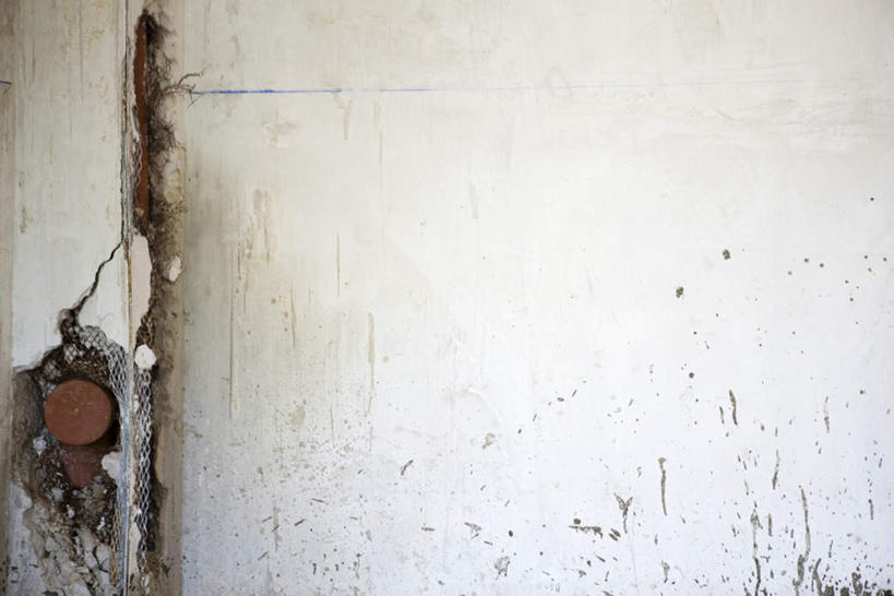 无人,横图,室外,特写,白天,正面,一根,许多,残缺,裂痕,墙,管道,水管,水泥,破损,墙壁,墙面,红色,白色,彩图