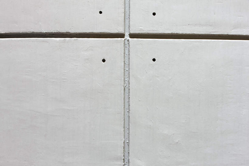 无人,横图,室外,特写,白天,正面,阴影,光线,方格,影子,圆圈,墙,墙壁,墙面,白色,阳光,四个,十字,圆孔,凹槽,彩图