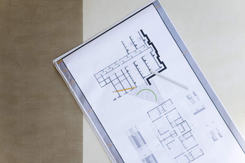无人,横图,俯视,室内,特写,白天,一张,阴影,光线,测量,笔,图纸,影子,刻度,设计图,地面,阳光,尺,三角尺,角度,测量工具,三角板,一支,尺子,衡量,绘图,工程图,草图,蓝图,比例,测绘,量具,量仪,标度,等角三角板,直角三角板,设计,彩图,高角度拍摄