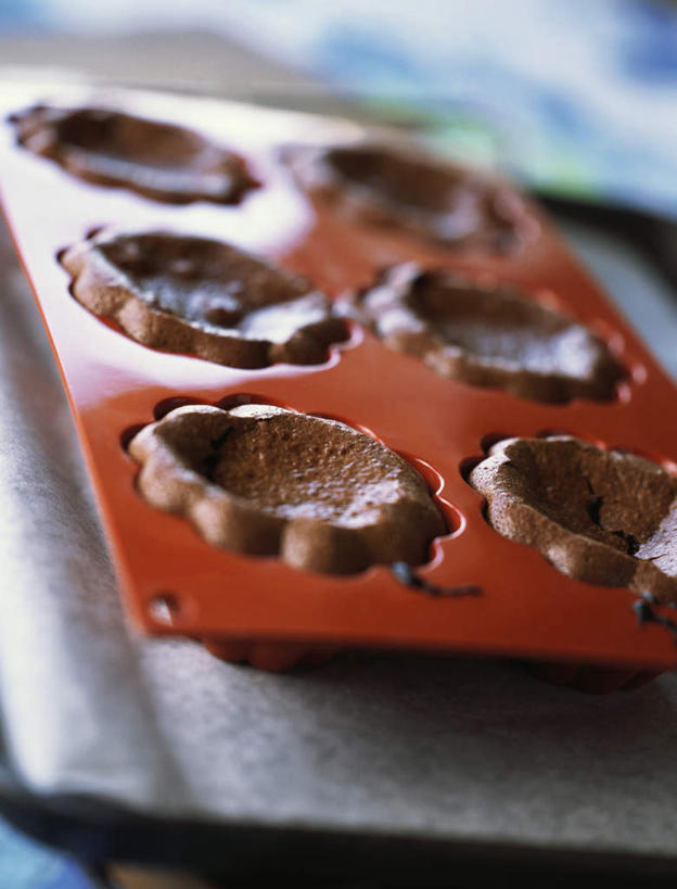 点心,无人,竖图,俯视,室内,特写,白天,一排,许多,阴影,朦胧,模糊,整齐,光线,烤盘,影子,圆圈,食品,甜点,甜品,食物,糕点,排列,一个,红色,阳光,甜食,单个,队列,彩图,高角度拍摄,烘烤