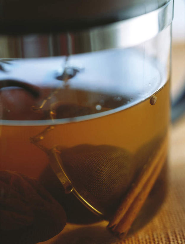 无人,竖图,室内,特写,白天,正面,茶,桌面,杯子,一堆,许多,阴影,堆叠,堆积,朦胧,模糊,光线,影子,茶叶,一杯,一个,黄色,阳光,水杯,单个,堆,滤茶器,茶杯,彩图