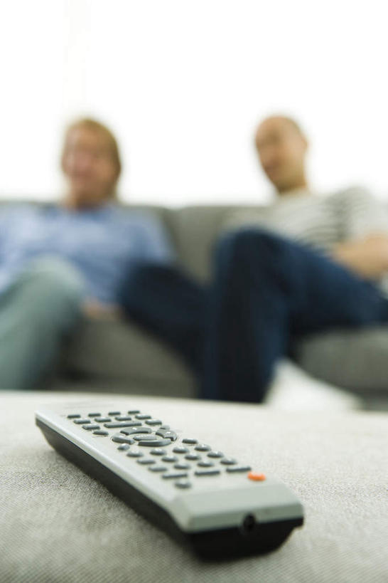 西方人,头发,两个人,伙伴,朋友,坐,竖图,室内,特写,白天,正面,友谊,沙发,卧室,欧洲,欧洲人,阴影,朦胧,模糊,光线,影子,注视,休闲装,一个,黄色,阳光,遥控器,观察,看,靠,靠着,倚靠,休闲,休闲服,单个,观看,察看,倚着,关注,布艺沙发,依附,依赖,投靠,友情,男人,男性,年轻男性,白种人,坐着,半身,彩图,睡房,卧房