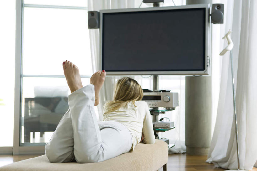 西方人,头发,一个人,客厅,摸,横图,室内,白天,窗户,窗帘,地板,落地窗,沙发,电视,椅子,欧洲,欧洲人,仅一个年轻女性,仅一个女性,仅一个人,撑,木椅,墙,地面,注视,休闲装,木地板,玻璃窗,墙壁,墙面,一个,背面,黄色,白色,液晶电视,观察,看,趴着,休闲,休闲服,抬脚,单个,观看,一台,察看,起居室,撑着,影碟机,关注,布艺沙发,DVD播放机,DVD影碟机,光盘存储器,数字多功能光盘,年轻女性,女人,女性,白种人,电视机,触摸,接触,趴,彩图,全身