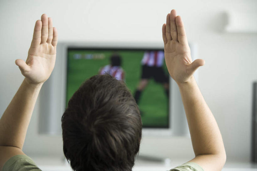 西方人,头发,一个人,客厅,坐,举,横图,室内,特写,白天,锻炼,快乐,比赛,运动,竞争,桌子,电视,欧洲,欧洲人,仅一个男性,仅一个人,阴影,朦胧,模糊,光线,影子,墙,娱乐,墙壁,墙面,仅一个年轻男性,背面,黑色,阳光,液晶电视,双手摊开,托,休闲,无奈,遗憾,烦恼,起居室,体育运动,可惜,无计可施,惋惜,怜惜,无语,体育,男人,男性,年轻男性,白种人,电视机,举起,举手,举着,向上举,向上伸,向上托,坐着,半身,彩图,健身