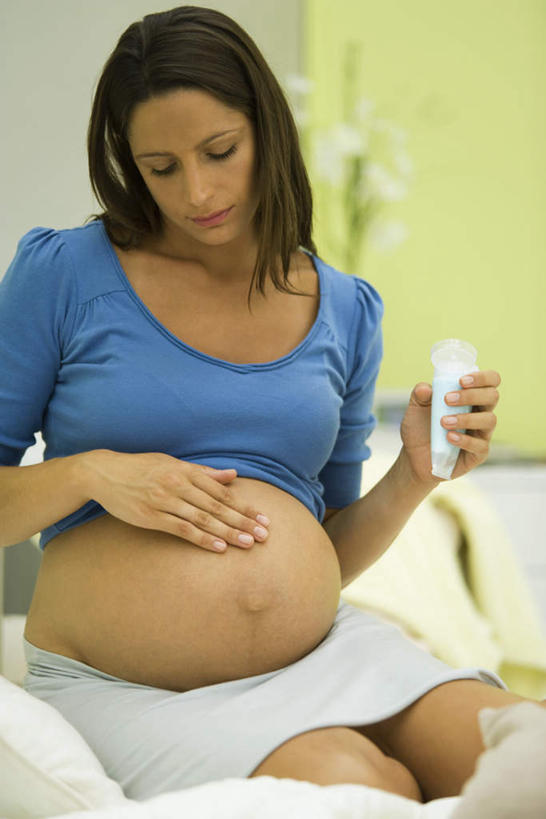 西方人,孕妇,腹部,头发,一个人,坐,摸,竖图,室内,特写,白天,正面,床,靠垫,卧室,欧洲,欧洲人,仅一个年轻女性,仅一个女性,仅一个人,擦,抚摸,握,阴影,朦胧,模糊,光线,影子,床单,靠枕,拿,拎,拿着,涂抹,注视,被子,黄色,蓝色,阳光,垫子,枕头,低头,观察,看,擦拭,握着,单人床,观看,察看,一瓶,被单,孕妇装,关注,润肤乳,年轻女性,女人,女性,白种人,腹,肚子,产妇,触摸,接触,坐着,半身,彩图,睡房,卧房,拎着