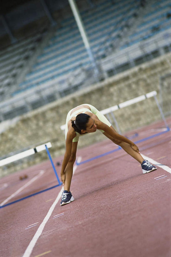 西方人,一个人,栏杆,运动场,站,竖图,室内,特写,白天,正面,锻炼,运动,草地,草坪,植物,楼梯,椅子,欧洲,欧洲人,仅一个年轻女性,仅一个女性,仅一个人,一排,许多,伸展,弯腰,阴影,整齐,光线,扶手,影子,阶梯,跑道,注视,护栏,台阶,草,排列,衣服,红色,绿色,白色,阳光,低头,观察,看,站着,转头,观看,察看,队列,关注,体育,跨栏,年轻女性,女人,女性,白种人,彩图,全身,健身,运动装