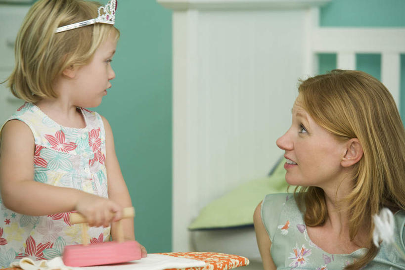 西方人,儿童,头发,两个人,母亲,女儿,站,坐,笑,微笑,露齿笑,横图,室内,特写,白天,正面,裙子,纯洁,床,欧洲,欧洲人,一块,握,阴影,连衣裙,光线,木条,影子,墙,床单,拿,拿着,被子,熨烫,相视,墙壁,墙面,一个,小孩,黄色,白色,阳光,按,站着,母女,面对面,可爱,母爱,童年,童趣,握着,单人床,单个,烫衣板,半身裙,对视,吊带裙,电熨斗,头冠,被单,相对,熨衣板,童真,家居用品,烂漫,无邪,相看,电熨板,烫衣,家庭用品,天真,年轻女性,女孩,女人,女性,白种人,坐着,半身,彩图,女生