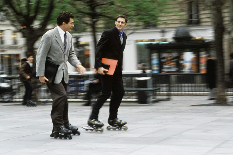 西方人,两个人,伙伴,朋友,商务人士,商务男性,家,站,捧,笑,微笑,露齿笑,横图,室外,特写,白天,侧面,衬衫,友谊,植物,道路,街道,路,欧洲,欧洲人,许多,阴影,套装,朦胧,模糊,光线,材料,档案,文件,影子,房屋,屋子,小路,交通,两双,楼房,相视,住宅,树,树木,绿色,阳光,自然,资料,站着,面对面,生长,成长,对视,滑轮,文档,相对,商务装,工薪阶层,相看,友情,男人,男性,年轻男性,白种人,白领,上班族,端,捧着,手捧,站立,彩图,全身,衬衣,房子