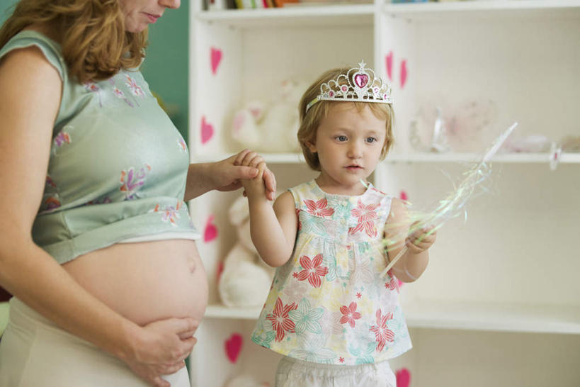 西方人,儿童,孕妇,腹部,两个人,母亲,女儿,客厅,站,握手,笑,摸,微笑,横图,室内,特写,白天,正面,纯洁,柜子,欧洲,欧洲人,抚摸,阴影,光线,影子,注视,一个,小孩,绿色,阳光,观察,看,站着,张嘴,母女,可爱,母爱,童年,童趣,单个,观看,察看,起居室,头冠,孕妇装,关注,张大嘴巴,童真,烂漫,无邪,天真,年轻女性,女孩,女人,女性,白种人,腹,肚子,产妇,张开嘴,触摸,接触,拉手,手拉手,手握手,半身,彩图,女生