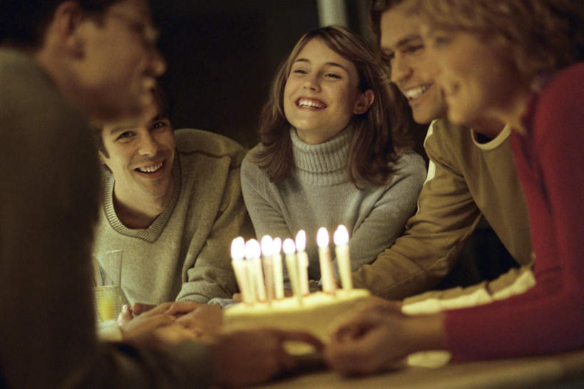 点心,西方人,头发,伙伴,朋友,客厅,笑,摸,微笑,露齿笑,横图,室内,特写,白天,正面,毛衣,友谊,成功,合作,团队,集体,信心,餐桌,窗户,落地窗,桌子,蜡烛,欧洲,欧洲人,一块,撑,抚摸,朦胧,模糊,围绕,火焰,烛光,食品,甜点,甜品,许多人,燃烧,队伍,玻璃窗,相视,食物,糕点,排列,黄色,红色,蓝色,甜食,点燃,张嘴,一群人,面对面,餐台,对视,起居室,撑着,成就,队列,相对,合伙,张大嘴巴,生日聚会,相看,友情,男人,男性,年轻男性,年轻女性,女人,女性,白种人,张开嘴,触摸,接触,半身,彩图,绒衣,套衫,套头毛衣,线衣