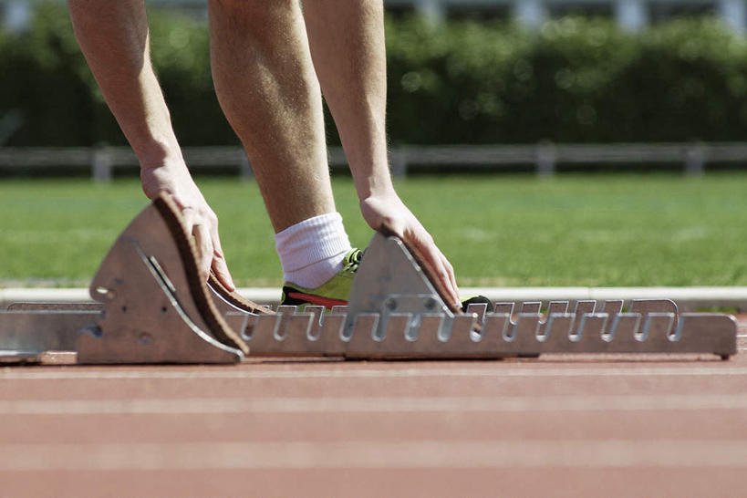 西方人,腿部,腿,一个人,起跑线,起点,站,摸,横图,室外,白天,正面,锻炼,旅游,度假,运动,草地,草坪,植物,欧洲,欧洲人,仅一个男性,仅一个人,抚摸,开始,朦胧,模糊,起跑器,跑道,娱乐,草,树,树木,仅一个年轻男性,一个,红色,绿色,自然,低头,站着,享受,休闲,放松,生长,单个,成长,室外运动,户外运动,助跑器,起始,男人,男性,年轻男性,白种人,触摸,接触,站立,半身,彩图,健身,起跑点