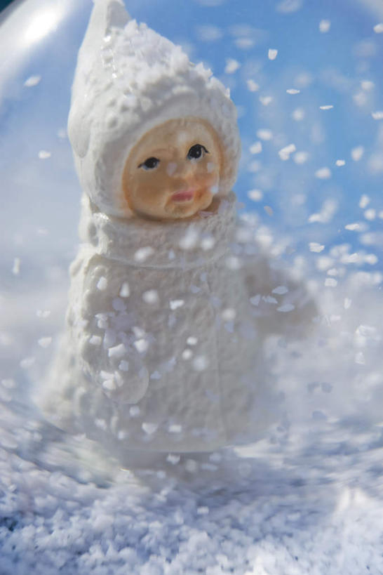 婴儿,儿童,无人,竖图,俯视,室外,特写,白天,纯洁,雪,大雪,阴影,朦胧,模糊,光线,影子,积雪,雪景,冬天,下雪,一个,小孩,阳光,可爱,活泼,单个,宝宝,纯真,烂漫,无邪,伶俐,天真,孩子,彩图,高角度拍摄,人体模型