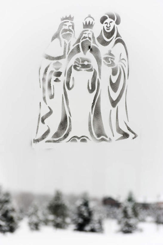 无人,竖图,室外,特写,白天,正面,抽象,旅游,度假,数码,科技,美景,雪,植物,大雪,阴影,节日,朦胧,模糊,网络,积雪,景观,雪景,冬天,高光,几何,计算机图形,合成,文化,娱乐,树,树木,三个,绿色,天空,自然,天,祈祷,享受,休闲,健康,景色,放松,夸张,许愿,宗教,信仰,生长,成长,纪念,祈求,电脑合成图,数码合成图,基督教,天主教,自然风光,深奥,平安,彩图,人体模型