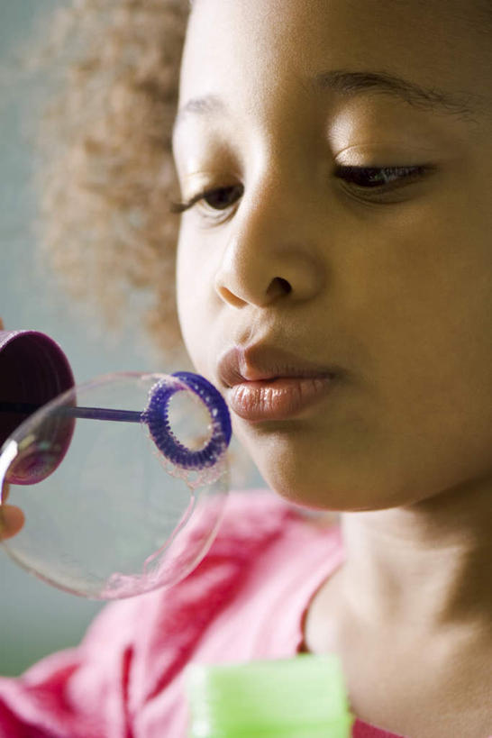 西方人,儿童,一个人,竖图,室内,白天,正面,游戏,纯洁,玩具,欧洲,欧洲人,仅一个女性,仅一个人,握,服装,拿,玩,拿着,休闲装,娱乐,小孩,衣服,吹,仅一个小孩,休闲,休闲服,可爱,童年,童趣,握着,服饰,活动,发泄,消遣,智力,泡泡机,童真,烂漫,无邪,宣泄,天真,女孩,女人,女性,白种人,孩子,玩耍,嬉戏,半身,彩图,女生