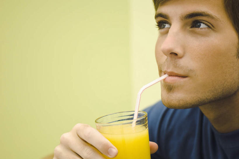 果汁,西方人,一个人,站,横图,室内,白天,正面,杯子,欧洲,欧洲人,仅一个男性,仅一个人,喝,握,服装,墙,拿,拿着,注视,休闲装,墙壁,墙面,玻璃制品,饮料,仅一个年轻男性,一个,衣服,黄色,水杯,吸管,观察,看,站着,休闲,休闲服,握着,服饰,单个,观看,察看,关注,橘子汁,男人,男性,年轻男性,白种人,玻璃杯,站立,半身,彩图