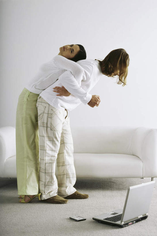 西方人,两个人,夫妻,客厅,站,竖图,室内,白天,侧面,爱情,安全,电脑,笔记本电脑,沙发,欧洲,欧洲人,勾,服装,网络,浪漫,依靠,注视,休闲装,通讯设备,衣服,观察,看,倚靠,站着,背靠背,休闲,休闲服,恩爱,背对背,勾着,恋人,服饰,观看,掌上电脑,察看,无线,起居室,关注,通信设备,无线网络,无线上网,便携式电脑,信任,手提电脑,男人,男性,年轻男性,年轻女性,女人,女性,白种人,情侣,站立,彩图,全身,伴侣,皮沙发